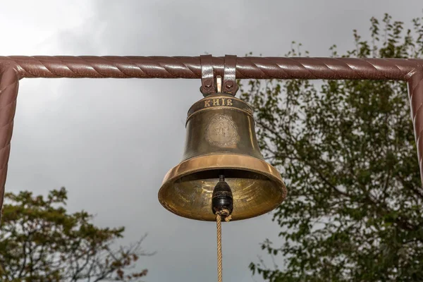 Nuova Campana Bronzo Moderna Primo Piano Una Piccola Chiesa Cristiana — Foto Stock