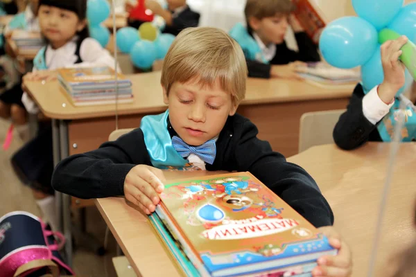 Odessa, Ukrayna - 1 Eylül 2016: ilkokul çocuklarının ve Öğretmenler sınıfta. İlk-greyder okulda çalışma. Okulun ilk günü, Eylül, bilgi gün, ilk okula gidin çocuklar. Okul festivali bilgi