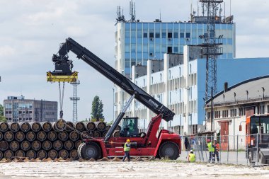 Varna, Bulgaristan - 20 Haziran 2017: Gaz boruları büyük çaplı Varna, Güney akım için hazır. Vinç makineleri için deniz yatağı üzerinde döşeme için gaz boruları yükler. Güney Akım proje ortadan kaldırılması