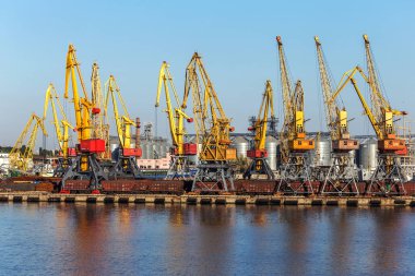 Odessa, Ukrayna - 17 Ağustos 2010 Konteyner Vinç bağlantı noktası konteyner terminali. Endüstriyel kargo gemisi seaport dolu. Yükleme işlemleri. Deniz ticaret bağlantı noktası