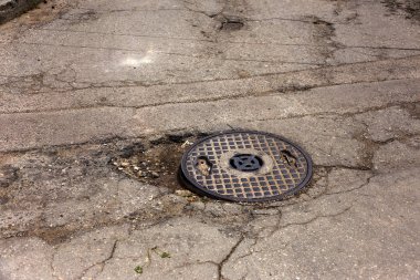 Kırık taş doku beyaz duvarlar sıvalı. Beyaz duvar yüzeyi Vintage çatlaklar. Web küçük beyaz zemin yüzeyinde çatlaklar. Eski çimento duvar imha izleri