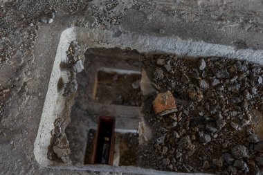 Terk edilmiş bir idari binanın iç. Bir endüstriyel fabrika iç kalıntıları. Eski bir merdiven beton, kalıntıları, çöp ve çamur, koridor duvarları bir bitmemiş office iş merkezinin Odessa mahvetti