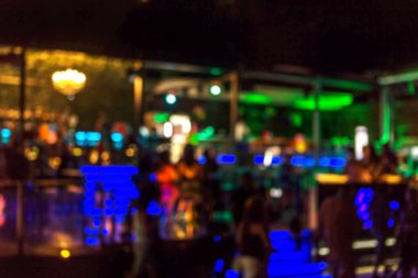 Küçük bir restoranın içi bulanık bir arka plan. Bokeh Kafe 'nin içini sıcak koyu renklerle bulanıklaştırmış. Yaratıcı moda tasarımı için arka plan olarak. Restoran, kafeterya arka planı çok güzel bulanık.