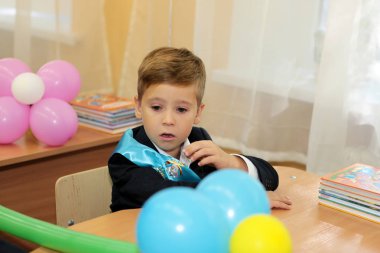 Odessa, Ukrayna - 1 Eylül 2016: ilkokul çocuklarının ve Öğretmenler sınıfta. İlk-greyder okulda çalışma. Okulun ilk günü, Eylül, bilgi gün, ilk okula gidin çocuklar. Okul festivali bilgi