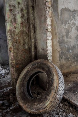 Terk edilmiş bir idari binanın iç. Bir endüstriyel fabrika iç kalıntıları. Eski bir merdiven beton, kalıntıları, çöp ve çamur, koridor duvarları bir bitmemiş office iş merkezinin Odessa mahvetti