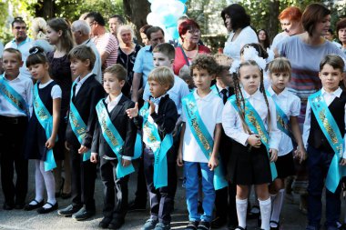 Odessa, Ukrayna - 1 Eylül 2016: ilkokul çocuklarının ve Öğretmenler sınıfta. İlk-greyder okulda çalışma. Okulun ilk günü, Eylül, bilgi gün, ilk okula gidin çocuklar. Okul festivali bilgi