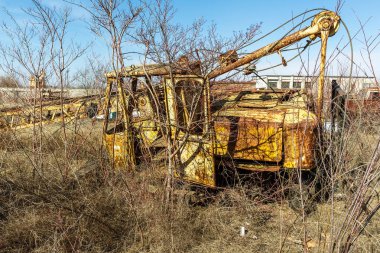 eski paslı otomobil vinç eski Teknopark Çernobil nükleer santral kazadan sonra atılır. Kıyamet, Pripyat. Radyasyon. Paslı arabalardan terk edilmiş Teknopark. Retro