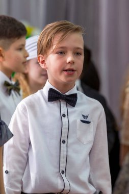 Odessa, Ukrayna - 8 Mart 2017: Çocuk İlköğretim Okulu'konserde. Çocuk sabah performans, konser, skeç. Çocuk tiyatro yaratıcılık, Anaokulu Çocuk Amatör performans tebrik anneler kadınlar günü, anneler günü