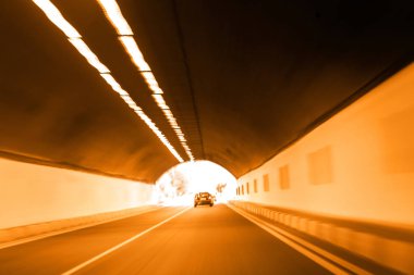 Arabalar ve ışık sonunda hareketli soyut hareket arka plan bulanıklık yolu tüneli. Bir yaratıcı tasarım boş olarak kullanmak için. Tünel Aydınlatma araç karayolu trafik ışık çizgi