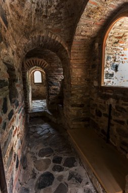 Bir dar taş merdiven bir ortaçağ kalesi eski Hıristiyan manastır Rila, Bulgaristan kulesinde. Taş duvarlı gizemli kasvetli tünel