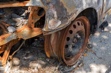 Sokağa atılmış yanan araba vücut kalıntıları. 2016 yılında sivil huzursuzluk Ukrayna. Bir darbe kitle yanan arabalar rakipler muzaffer rejimi.