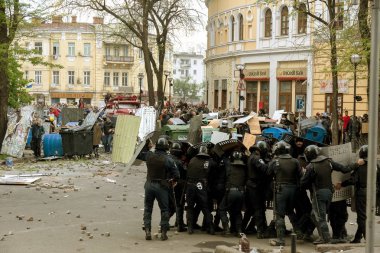 Odessa, Ukrayna - 2 Mayıs, 2014: trajik kurban, ölüm, insanları; sefer Odesa'da büyük huzursuzluk sırasında yaralandı. Kulikovo alan, sendikaların evi. Polis cordon sokak ayaklanmaları polis çalışmasının