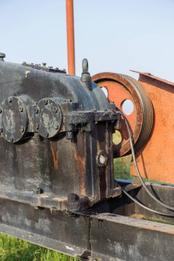 Eski yıpranmış ekipman petrol sondaj platformu. Eski motor, Kemer sürücü, kirli motor yağı yıpranmış ekipman çizgiler. Paslı metal