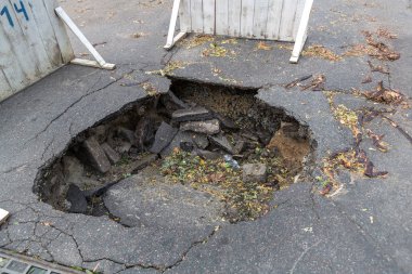 Odessa, Ukrayna - 13 Ekim 2016: şiddetli sel ve kasırga Kristy oluşan aşağıdaki gullies ve yol kaldırım dips. Yol kapalı, çukur ve yol, asfalt hasar dips. Yön araba olamaz