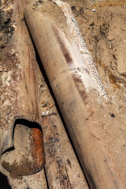 Odessa, Ukrayna - 29 Eylül 2016: Temelli onarım ve değiştirme büyük kentsel ısı boru. Eski paslı değiştirme ve sızan su boruları. Ortak belediye hizmetlerinin mühendislik yeni teknolojiler