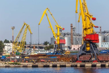 Odessa, Ukrayna - 17 Ağustos 2010 Konteyner Vinç bağlantı noktası konteyner terminali. Endüstriyel kargo gemisi seaport dolu. Yükleme işlemleri. Deniz ticaret bağlantı noktası