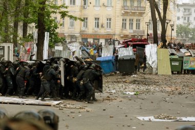 Odessa, Ukrayna - 2 Mayıs, 2014: trajik kurban, ölüm, insanları; sefer Odesa'da büyük huzursuzluk sırasında yaralandı. Kulikovo alan, sendikaların evi. Polis cordon sokak ayaklanmaları polis çalışmasının