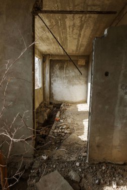 Terk edilmiş bir idari binanın iç. Bir endüstriyel fabrika iç kalıntıları. Eski bir merdiven beton, kalıntıları, çöp ve çamur, koridor duvarları bir bitmemiş office iş merkezinin Odessa mahvetti