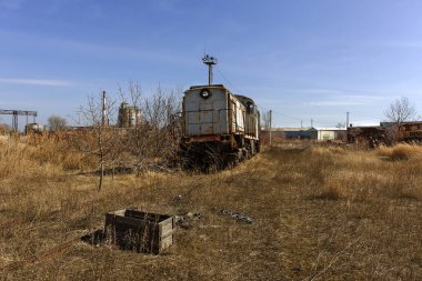 Eski paslı tren lokomotifi dışlama Çernobil bölgesi atılmış. Bölge yüksek radyoaktivite. Hayalet kasaba Pripyat. Chernobyl felaket. Paslı Sovyet Makina fabrikasında nükleer kaza alanında terk
