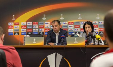 Odessa, Ukrayna - 15 Eylül 2016: Uefa Avrupa Ligi grup aşamasında Zarya Lugansk - Fenerbahçe Istanbul-Turtsiya.1: 1. sonrası maç basın toplantısı, Fc Zarya Yuri Vernidub nın baş teknik direktörü