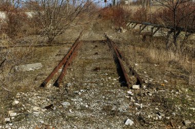 Demiryolu, kırık raylar, kırık tahta uyuyanlar terk edilmiş. Demiryolu kırık kalıntıları. Yağmaladılar eski demiryolu. Yol alabileceği bir yol vardır. Enkaz, kalıntıları, eski tuval unsurları. Seçici odak