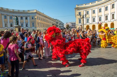 Odessa, Ukrayna -10 Eylül 2016: şehir gün festival Dragon Dance. Japon samuray Club genç çocuklar onların sanat göster