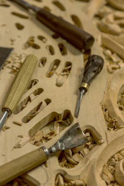 Ağaç işleme. Doğrama işleri. Oymacılığı. Woodcarver, ahşap arka plan yakın çekim araçlarda işyeri. Arka plan halk el sanatları kullanın. Ahşap oyma