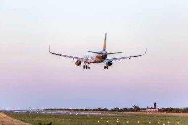 Varna, Bulgaristan - 25 Temmuz 2016: Hızlı sivil yolcu uçağı yere gökyüzü açılış. Uçak modu Varna Havaalanına iniş içinde ayar güneş ışınlarının