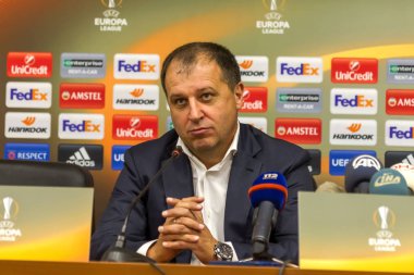 Odessa, Ukrayna - 15 Eylül 2016: Uefa Avrupa Ligi grup aşamasında Zarya Lugansk - Fenerbahçe Istanbul-Turtsiya.1: 1. sonrası maç basın toplantısı, Fc Zarya Yuri Vernidub nın baş teknik direktörü