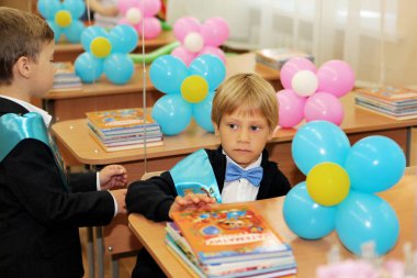 Odessa, Ukrayna - 1 Eylül 2016: ilkokul çocuklarının ve Öğretmenler sınıfta. İlk-greyder okulda çalışma. Okulun ilk günü, Eylül, bilgi gün, ilk okula gidin çocuklar. Okul festivali bilgi