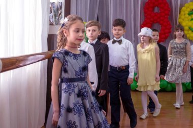 Odessa, Ukrayna - 8 Mart 2017: Çocuk İlköğretim Okulu'konserde. Çocuk sabah performans, konser, skeç. Çocuk tiyatro yaratıcılık, Anaokulu Çocuk Amatör performans tebrik anneler kadınlar günü, anneler günü