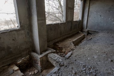 Terk edilmiş bir idari binanın iç. Bir endüstriyel fabrika iç kalıntıları. Eski bir merdiven beton, kalıntıları, çöp ve çamur, koridor duvarları bir bitmemiş office iş merkezinin Odessa mahvetti