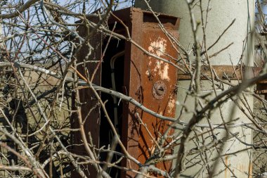 Eski kırık geçiş panosunda tahrip üretim tesisi iç. Elektrik Santral kırık, sökülüp, yağmaladılar. Kırık eski kalkan, ekipman operasyon kontrol paneli