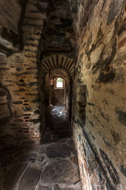 Bir dar taş merdiven bir ortaçağ kalesi eski Hıristiyan manastır Rila, Bulgaristan kulesinde. Taş duvarlı gizemli kasvetli tünel