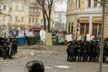 Odessa, Ukrayna - 2 Mayıs, 2014: trajik kurban, ölüm, insanları; sefer Odesa'da büyük huzursuzluk sırasında yaralandı. Kulikovo alan, sendikaların evi. Polis cordon sokak ayaklanmaları polis çalışmasının