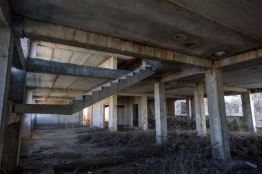 Terk edilmiş bir idari binanın iç. Bir endüstriyel fabrika iç kalıntıları. Eski bir merdiven beton, kalıntıları, çöp ve çamur, koridor duvarları bir bitmemiş office iş merkezinin Odessa mahvetti
