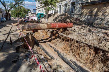 Odessa, Ukrayna - 29 Eylül 2016: Temelli onarım ve değiştirme büyük kentsel ısı boru. Eski paslı değiştirme ve sızan su boruları. Ortak belediye hizmetlerinin mühendislik yeni teknolojiler