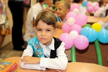 Odessa, Ukrayna - 1 Eylül 2016: ilkokul çocuklarının ve Öğretmenler sınıfta. İlk-greyder okulda çalışma. Okulun ilk günü, Eylül, bilgi gün, ilk okula gidin çocuklar. Okul festivali bilgi