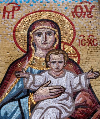 Güzel modern Seramik Hıristiyan Ortodoks Kilisesi mozaik küçük kırsal Şapel cephesinde. Çocuk, Tanrı, İsa'nın annesi Meryem Ana.