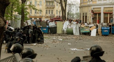 Odessa, Ukrayna - 2 Mayıs, 2014: trajik kurban, ölüm, insanları; sefer Odesa'da büyük huzursuzluk sırasında yaralandı. Kulikovo alan, sendikaların evi. Polis cordon sokak ayaklanmaları polis çalışmasının