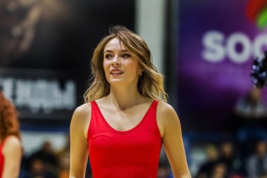 Odessa, Ukrayna - 28 Ekim 2016: Spor takımları grup parlak dans ve güzel genç kızlar akrobatik gösterisi sırasında zaman aşımı basketbol oyunları destekler. Güzel atletik kız amigo performans sırasında