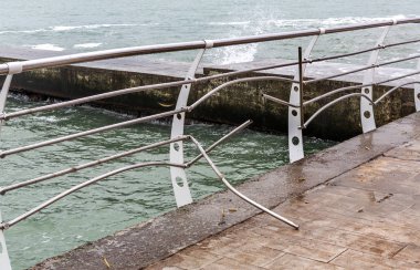 Odessa, Ukrayna - 12 Ekim 2016: Odessa, kasırga Kristy. Güçlü bir squally rüzgar ve dev dalgalar sahil beldesi altyapı yok. Yırtık ahşap döşeme ve bükülmüş metal konstrüksiyon