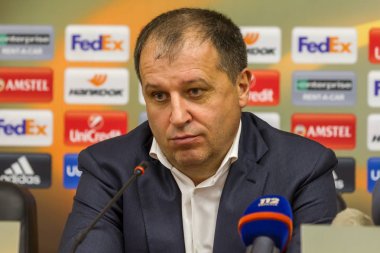 Odessa, Ukrayna - 15 Eylül 2016: Uefa Avrupa Ligi grup aşamasında Zarya Lugansk - Fenerbahçe Istanbul-Turtsiya.1: 1. sonrası maç basın toplantısı, Fc Zarya Yuri Vernidub nın baş teknik direktörü