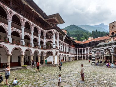 Rila Park, Bulgaristan - 30 Temmuz 2016: Rila Manastırı Hıristiyan davranır, Saint Ivan, Balkanlar'da, Unesco Dünya Mirası en önemli Bulgar Ortaçağ Hıristiyan Anıtlar