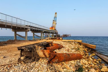 Trafik arter bir demiryolu hattı üzerinde bir deniz yatakta boşaltma transprtnyh için köprünün inşası gemi. Bağlantı noktası Tyulenovo, Bulgaristan deniz inşaatları; 2016