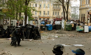 Odessa, Ukrayna - 2 Mayıs, 2014: trajik kurban, ölüm, insanları; sefer Odesa'da büyük huzursuzluk sırasında yaralandı. Kulikovo alan, sendikaların evi. Polis cordon sokak ayaklanmaları polis çalışmasının