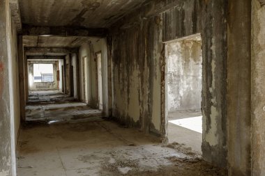 Terk edilmiş bir idari binanın iç. Bir endüstriyel fabrika iç kalıntıları. Eski bir merdiven beton, kalıntıları, çöp ve çamur, koridor duvarları bir bitmemiş office iş merkezinin Odessa mahvetti