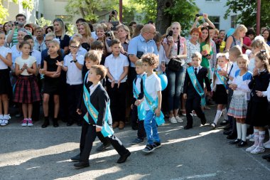 Odessa, Ukrayna - 1 Eylül 2016: ilkokul çocuklarının ve Öğretmenler sınıfta. İlk-greyder okulda çalışma. Okulun ilk günü, Eylül, bilgi gün, ilk okula gidin çocuklar. Okul festivali bilgi