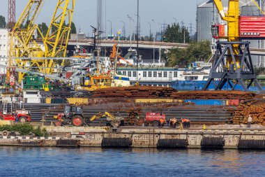Odessa, Ukrayna - 17 Ağustos 2010 Konteyner Vinç bağlantı noktası konteyner terminali. Endüstriyel kargo gemisi seaport dolu. Yükleme işlemleri. Deniz ticaret bağlantı noktası