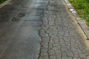 Kırık taş doku beyaz duvarlar sıvalı. Beyaz duvar yüzeyi Vintage çatlaklar. Web küçük beyaz zemin yüzeyinde çatlaklar. Eski çimento duvar imha izleri